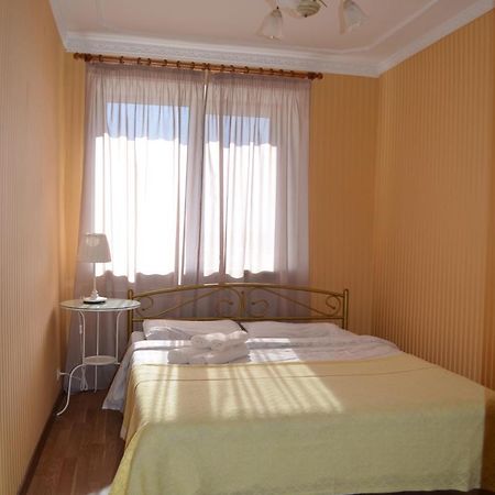 Apart Na Himnaziinoi Naberezhnii Apartment Kharkov Ngoại thất bức ảnh